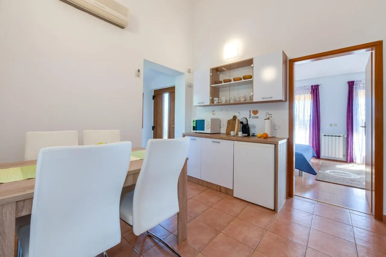 Villa Livia: Family-Friendly Retreat with Pool and Playground Liznjan Apartment
