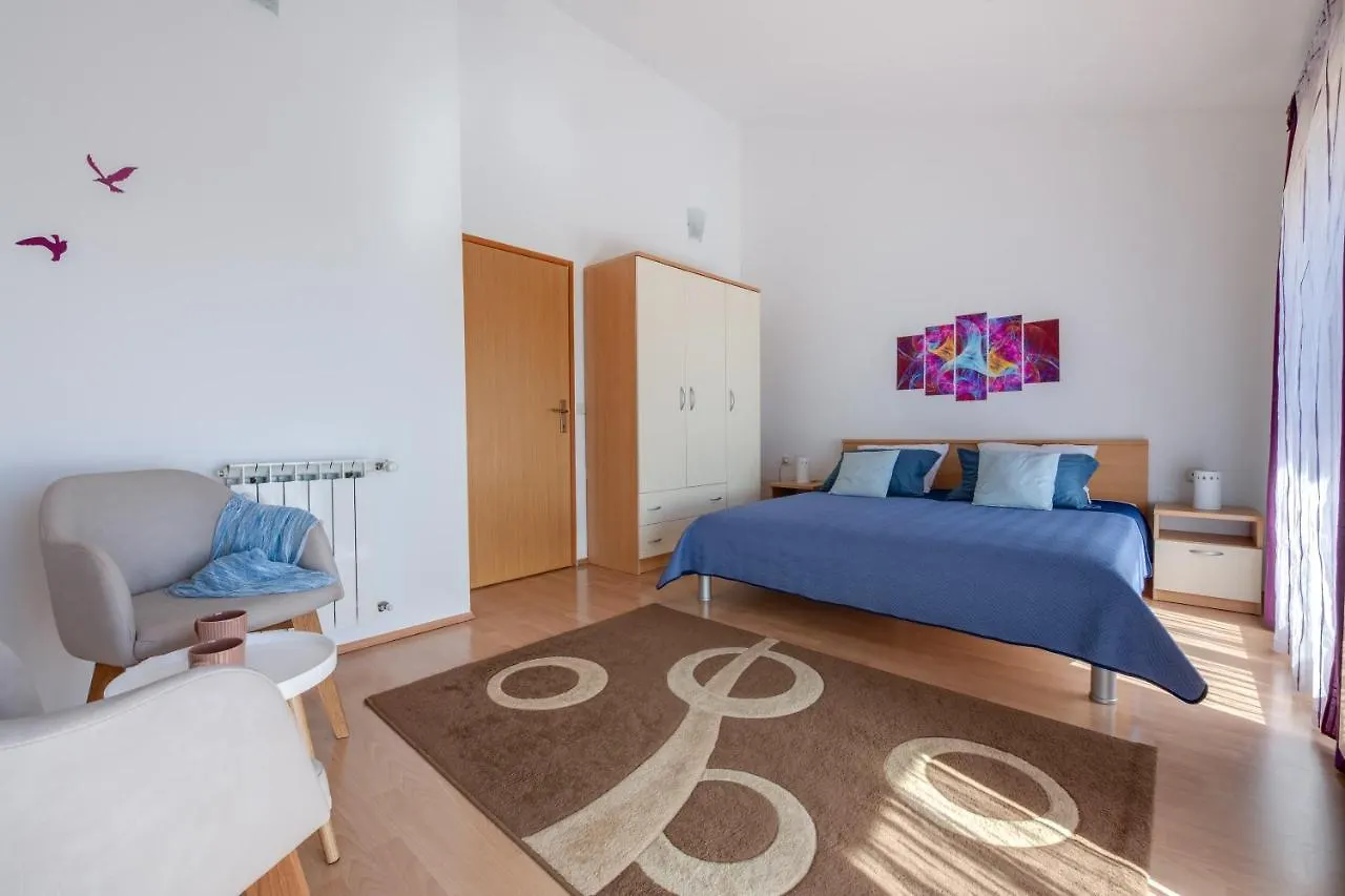 Villa Livia: Family-Friendly Retreat with Pool and Playground Liznjan