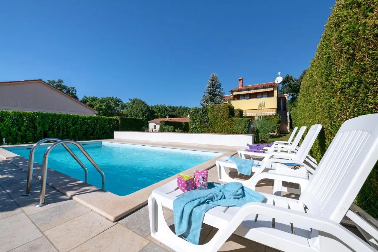 Villa Livia: Family-Friendly Retreat with Pool and Playground Liznjan Croatia